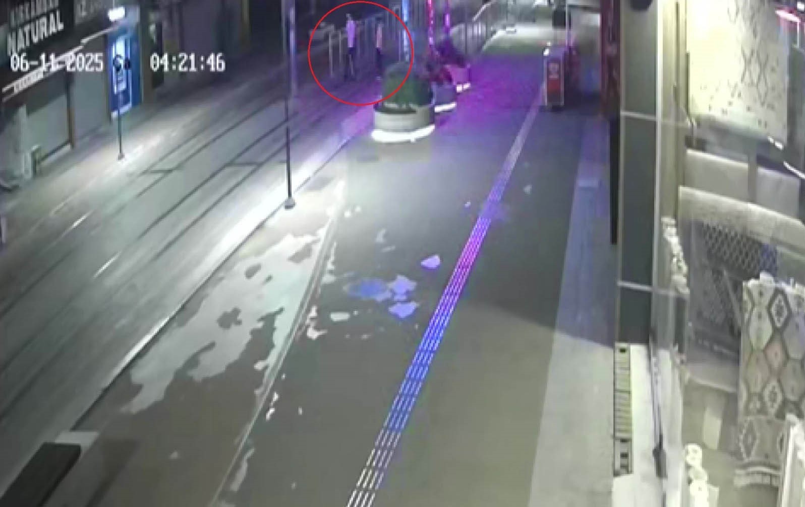 &Ouml;nce tekme tokat darp edildi, ardından gasp edildi
