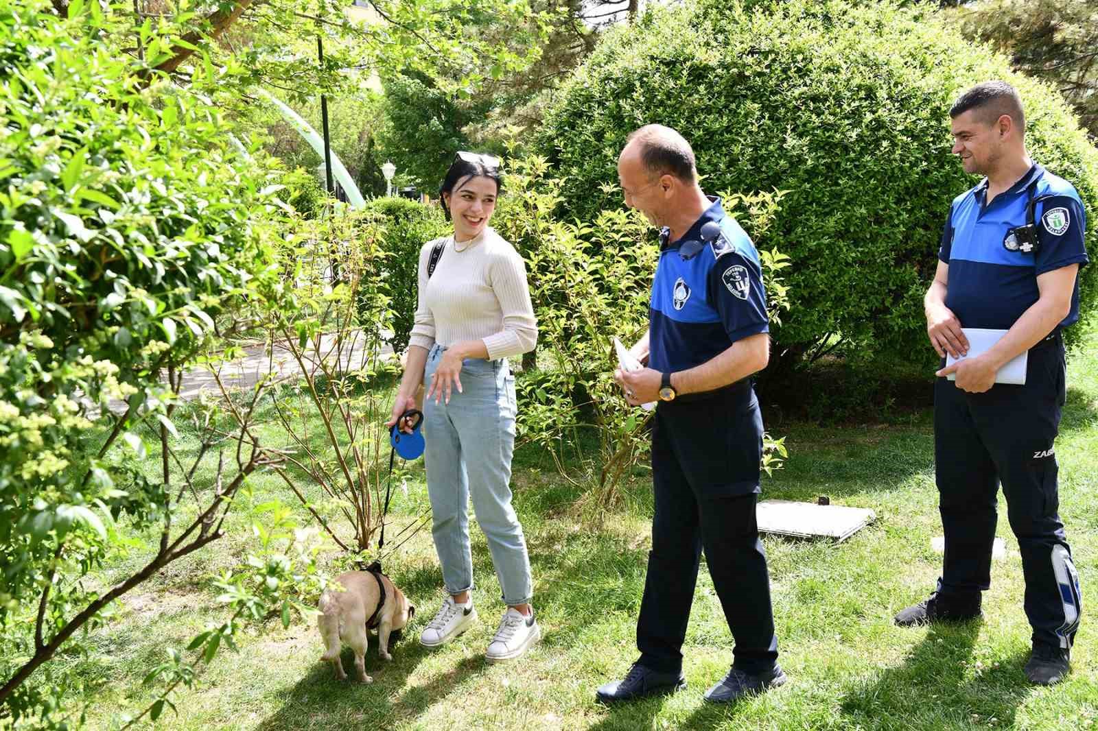 Yerlere sigara izmariti, &ccedil;&ouml;p atan 62 vatandaşa 183 bin 86 lira para cezası uygulandı
