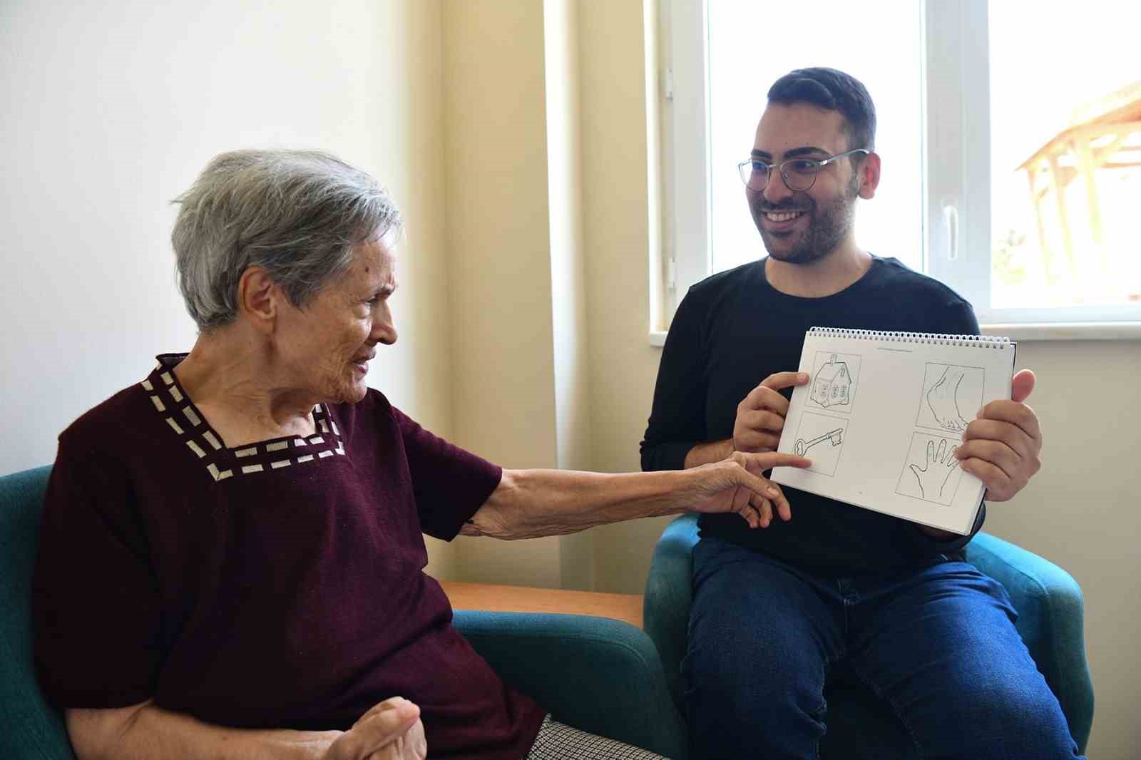 Alzheimer hastaları dil becerilerini geliştiriyor