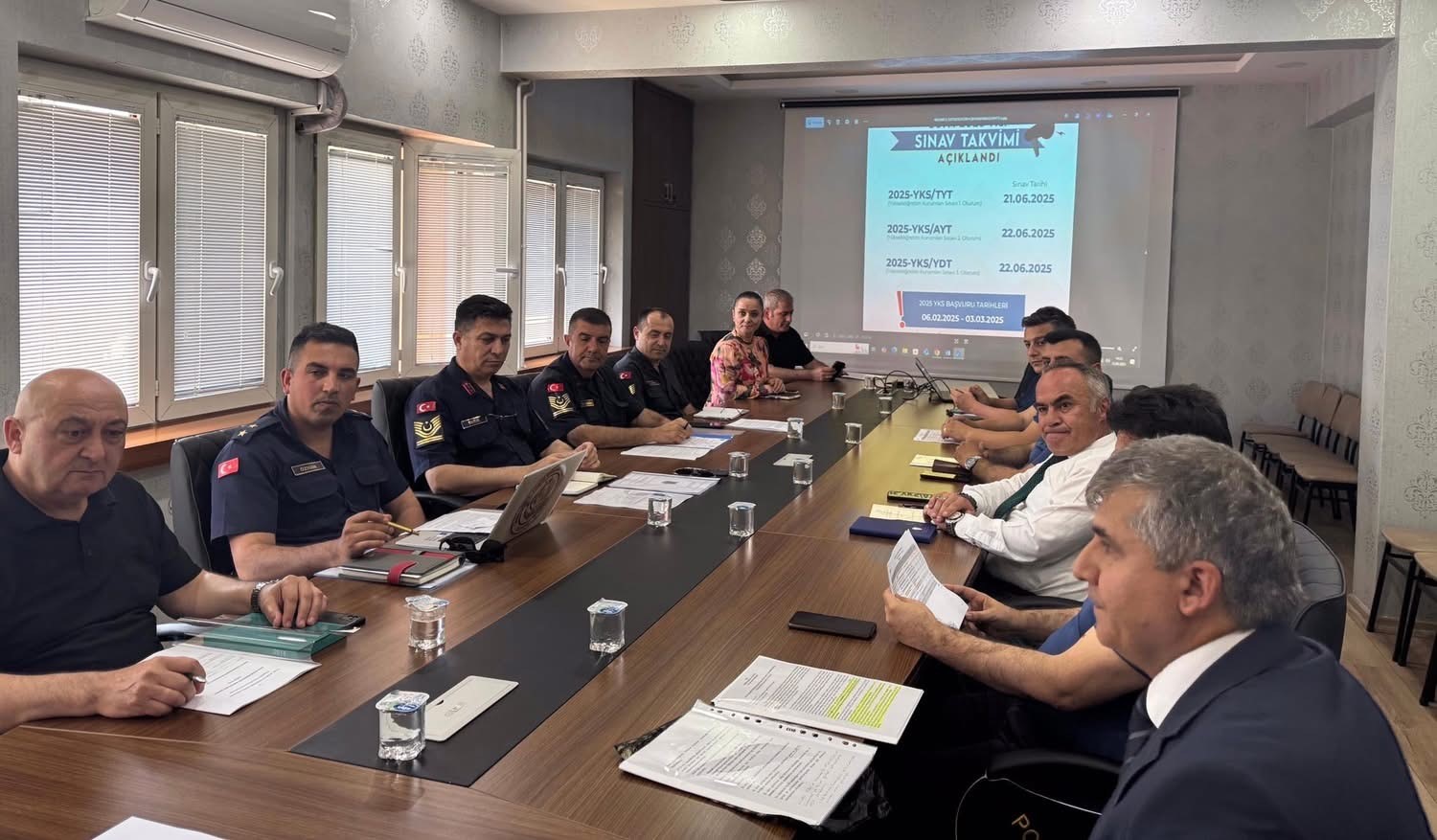&Ccedil;aycuma&rsquo;da ilk kez yapılacak olan YKS sınavı i&ccedil;in toplandılar
