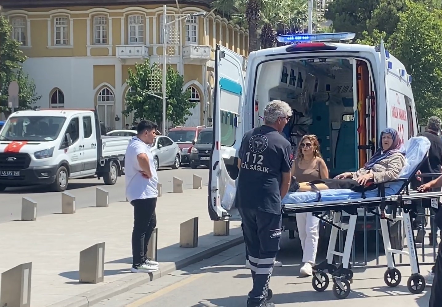 Ferdi Zeyrek’in taziyesinde yaşlı kadın fenalaştı