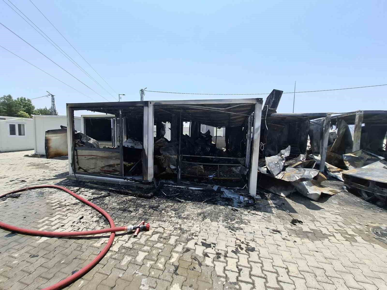 Galatasaray Konteyner Kent&rsquo;te yangın: 5 konteyner ile 1 ara&ccedil; yandı

