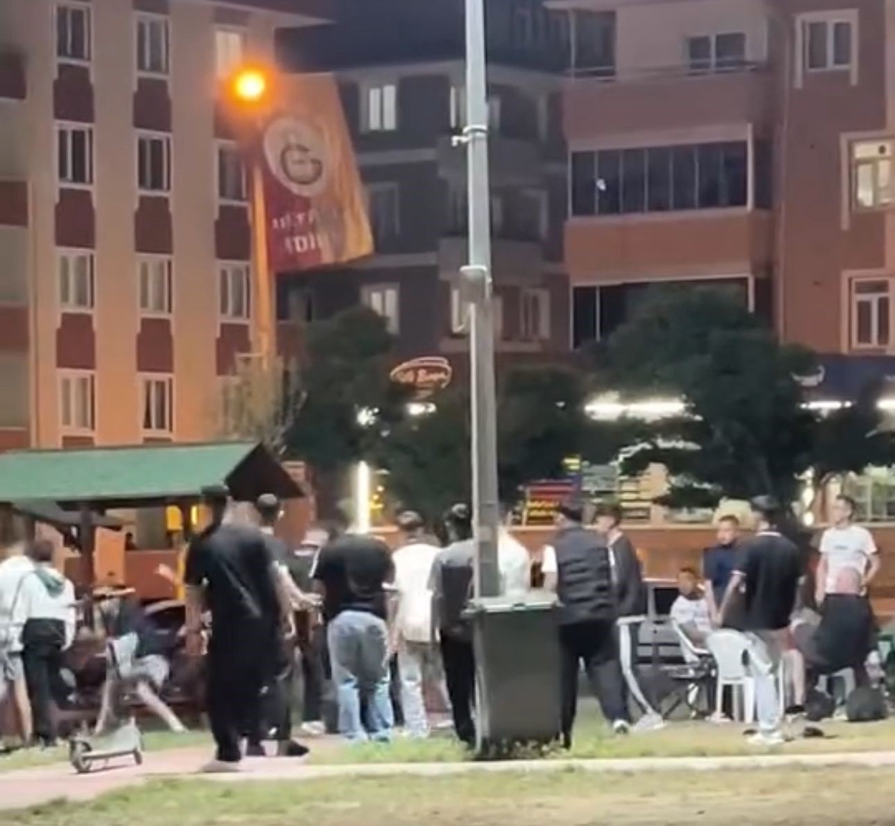 Edirne’de gençler arasında parkta yumruklu kavga