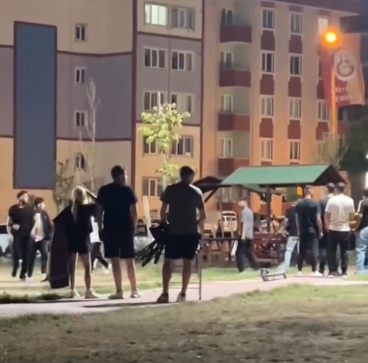 Edirne&rsquo;de gen&ccedil;ler arasında parkta yumruklu kavga
