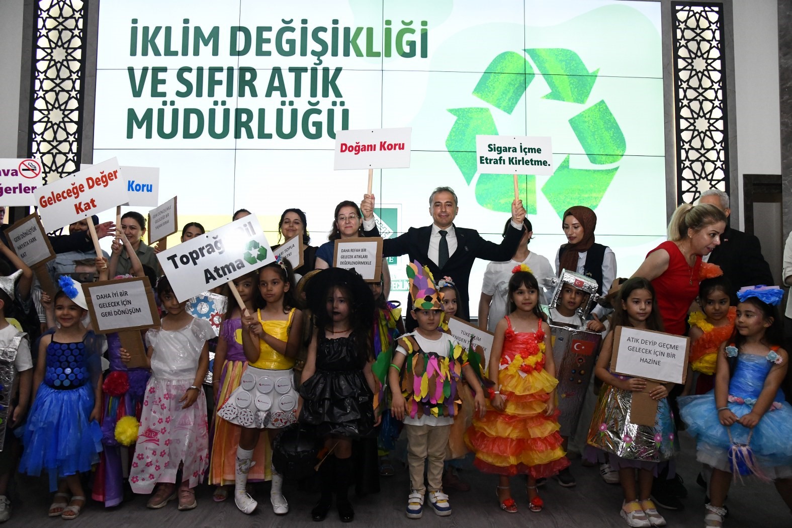 &Ouml;ğrenciler atık malzemelerden tasarladıkları kıyafetlerle defile d&uuml;zenledi
