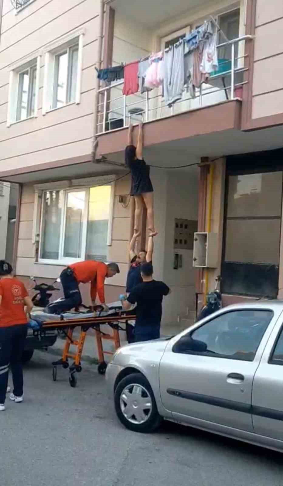 Doğalgazla intihar teşebbüsünü ihbar etti, balkondan atlayıp canına kıymaya kalktı