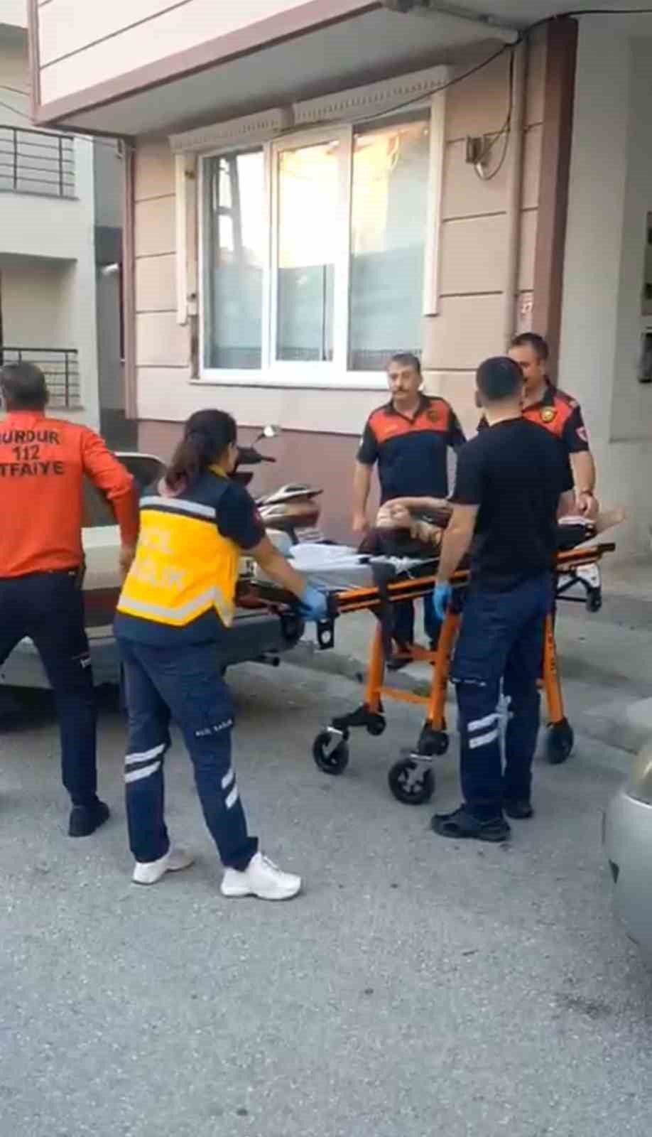 Doğalgazla intihar teşebb&uuml;s&uuml;n&uuml; ihbar etti, balkondan atlayıp canına kıymaya kalktı
