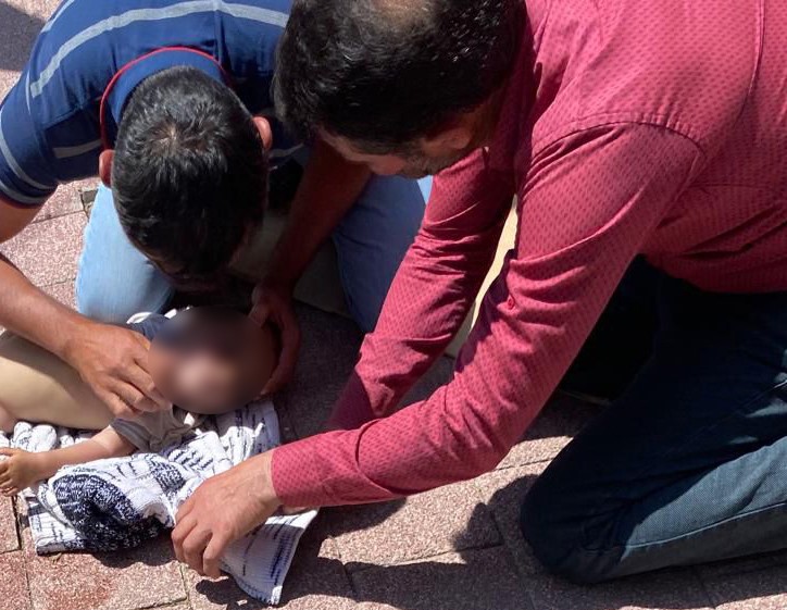 Boğulma tehlikesi geçiren Muhammed bebeği 40 dakikalık kalp masajıyla hayata döndü