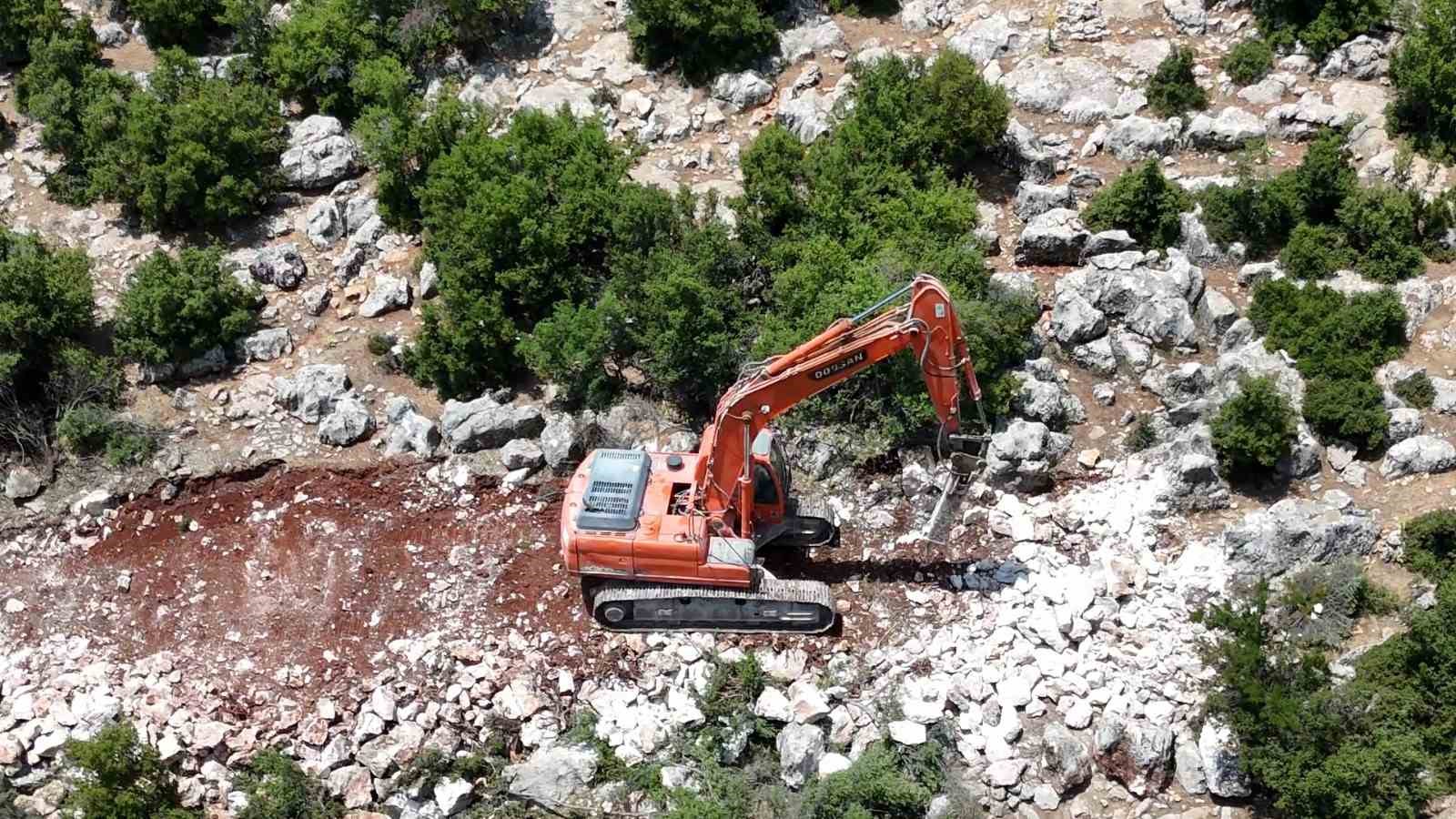 Eskişarkaya’da arazi yolu hasreti sona erdi