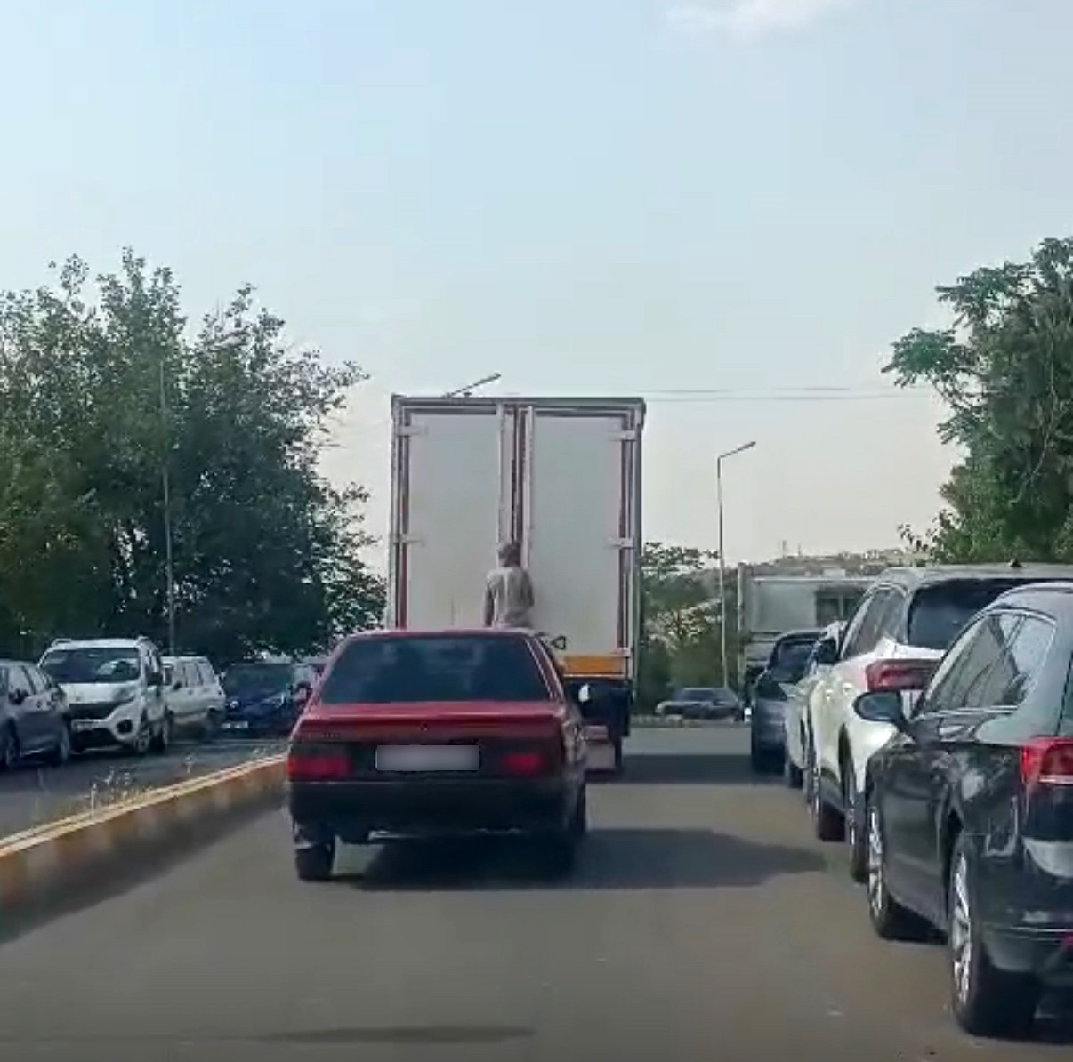 Diyarbakır’da kamyonetin arkasına tutunan şahsın tehlikeli yolculuğu kamerada