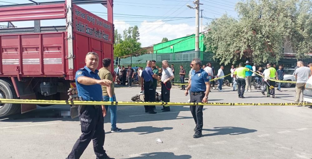 Kamyonla çarpışan motosiklet sürücüsü hayatını kaybetti