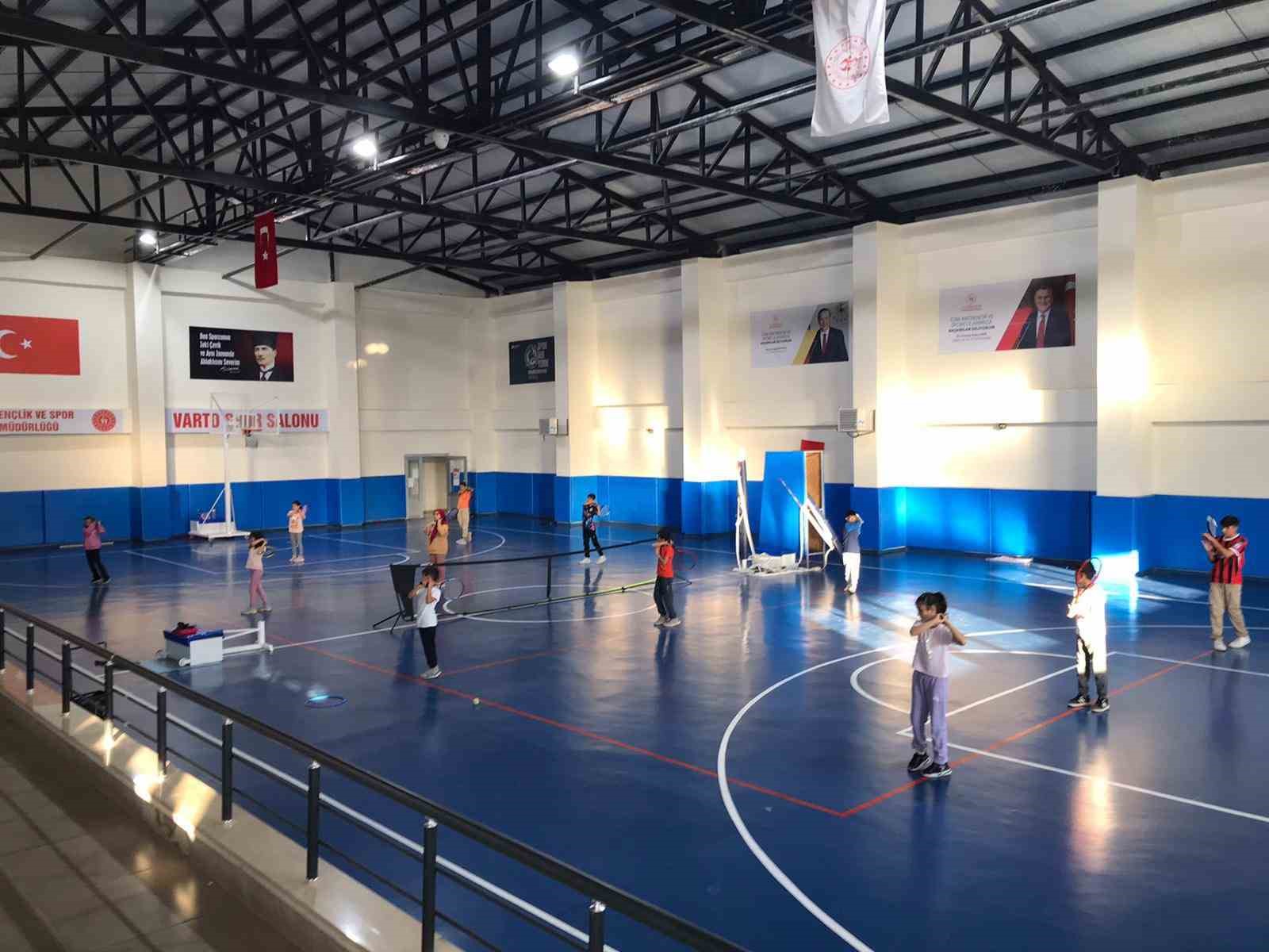 Varto’da kort tenisi kursu yoğun ilgi görüyor