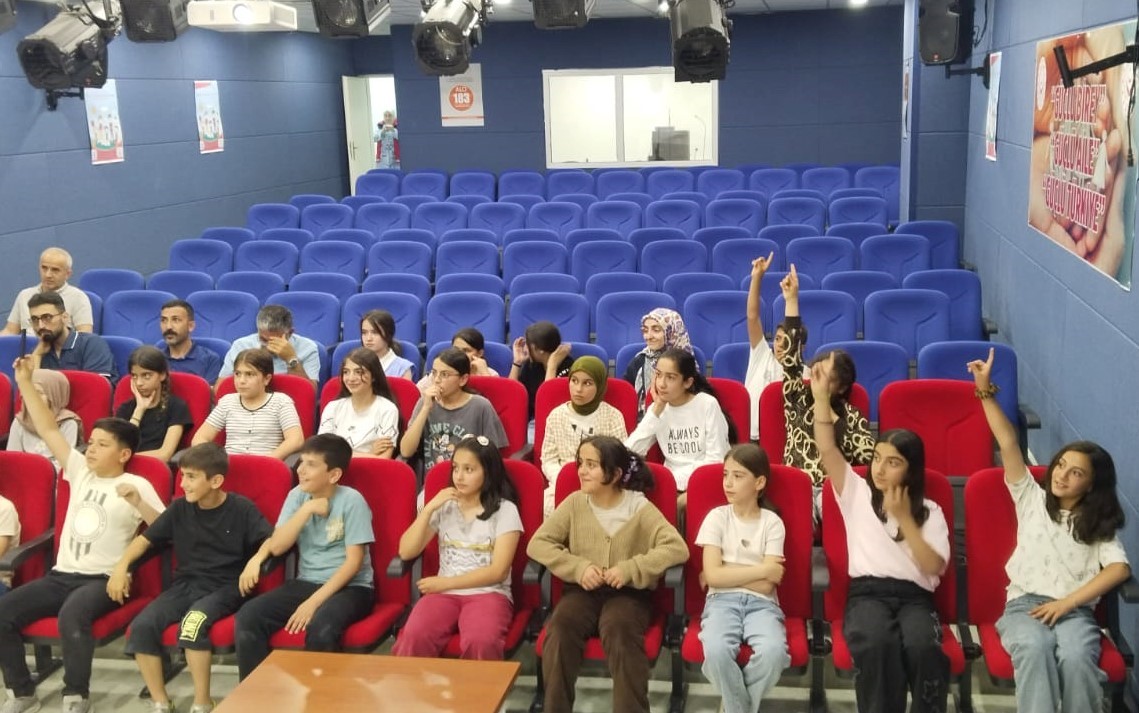 &Ouml;ğrencilere aile ve sosyal hizmetler konferansı
