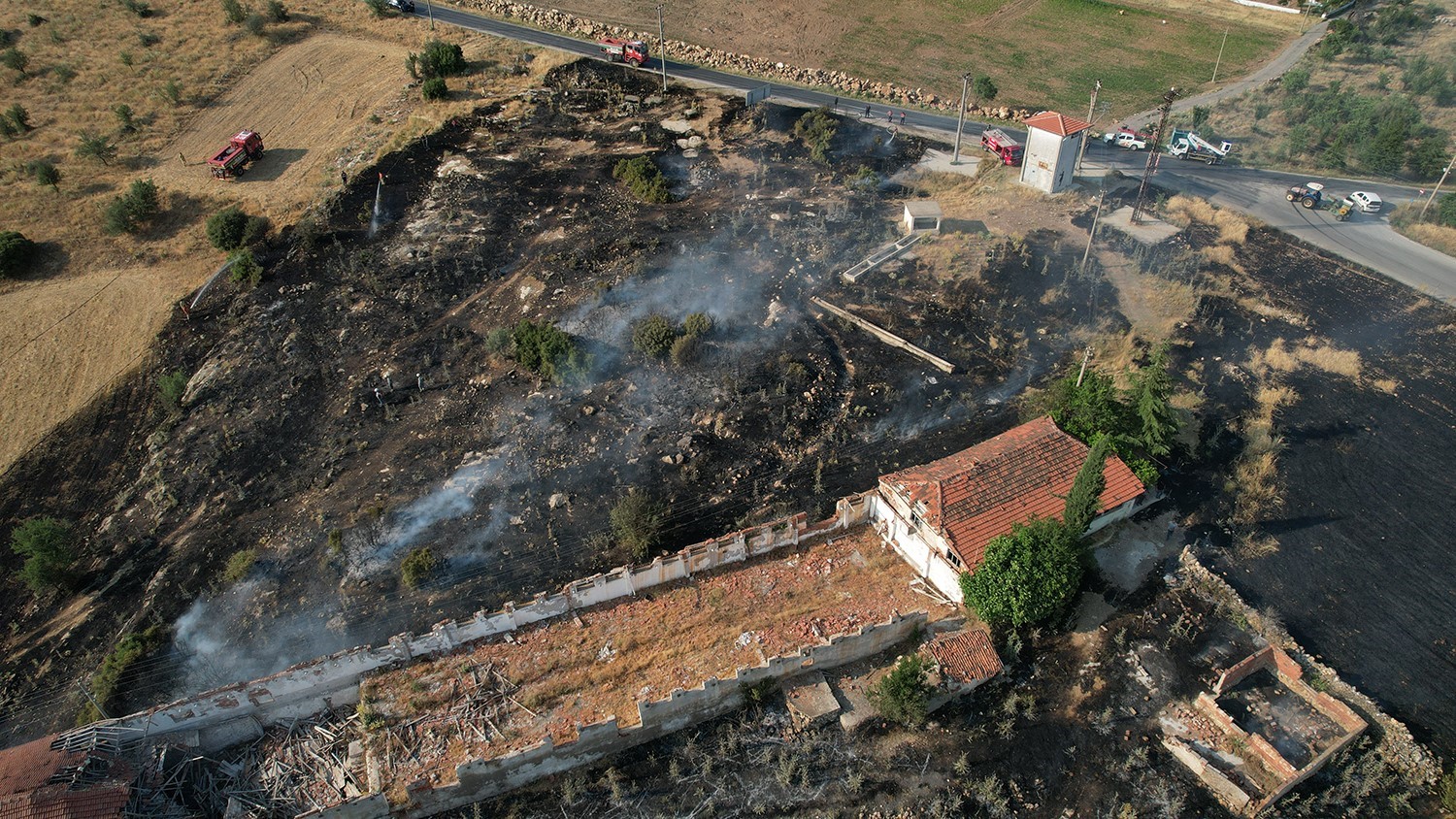 Kula’da aynı anda iki farklı bölgede yangın
