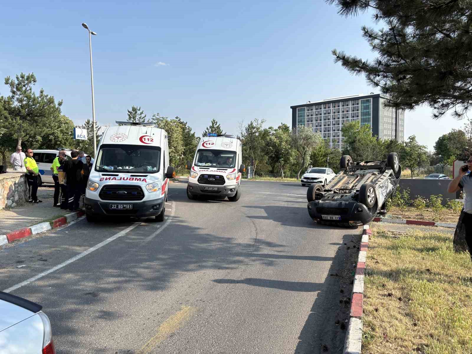 Edirne’de iki otomobil çarpıştı, biri takla attı: 2 sürücü yaralandı
