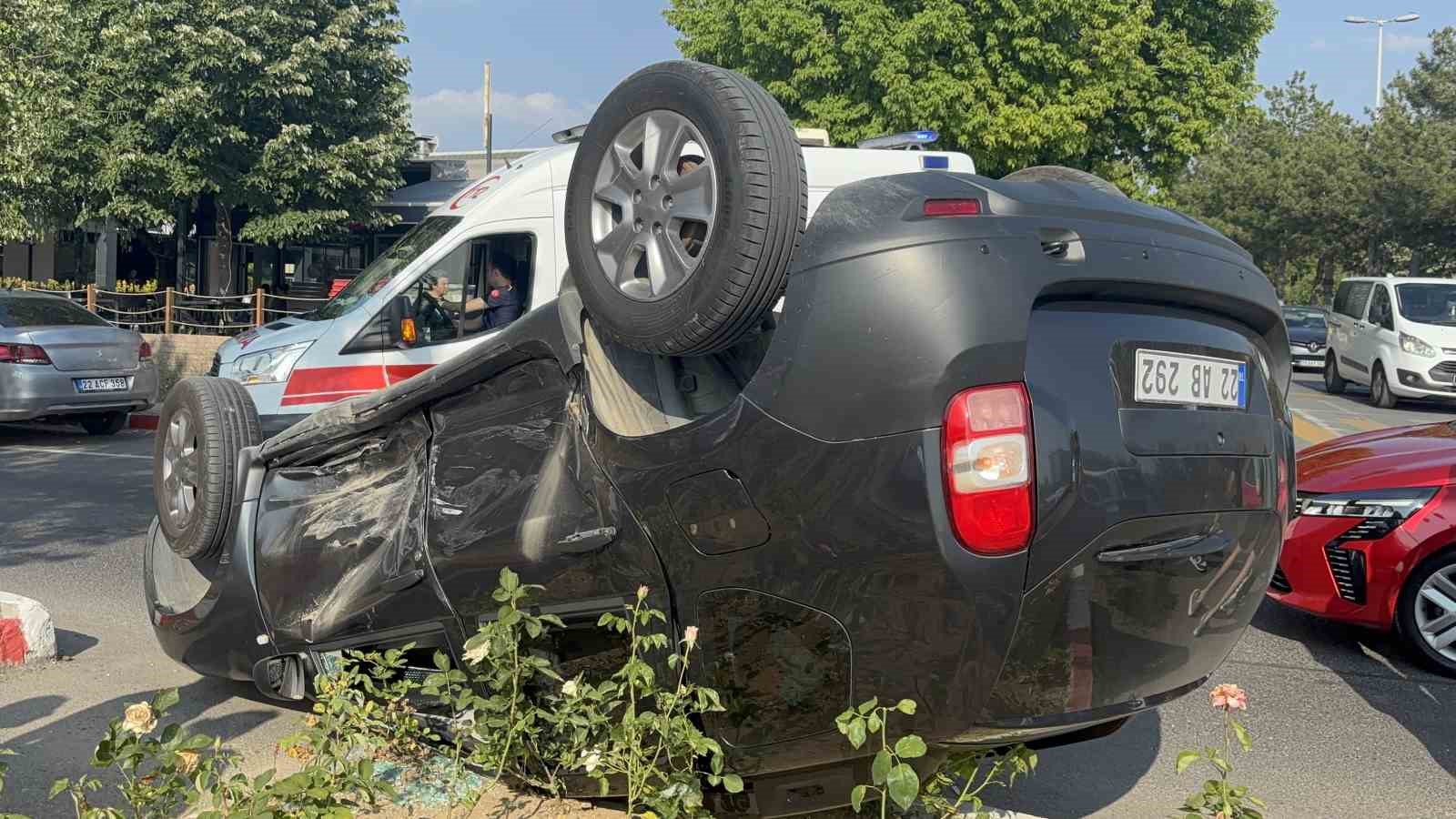 Edirne&rsquo;de iki otomobil &ccedil;arpıştı, biri takla attı: 2 s&uuml;r&uuml;c&uuml; yaralandı
