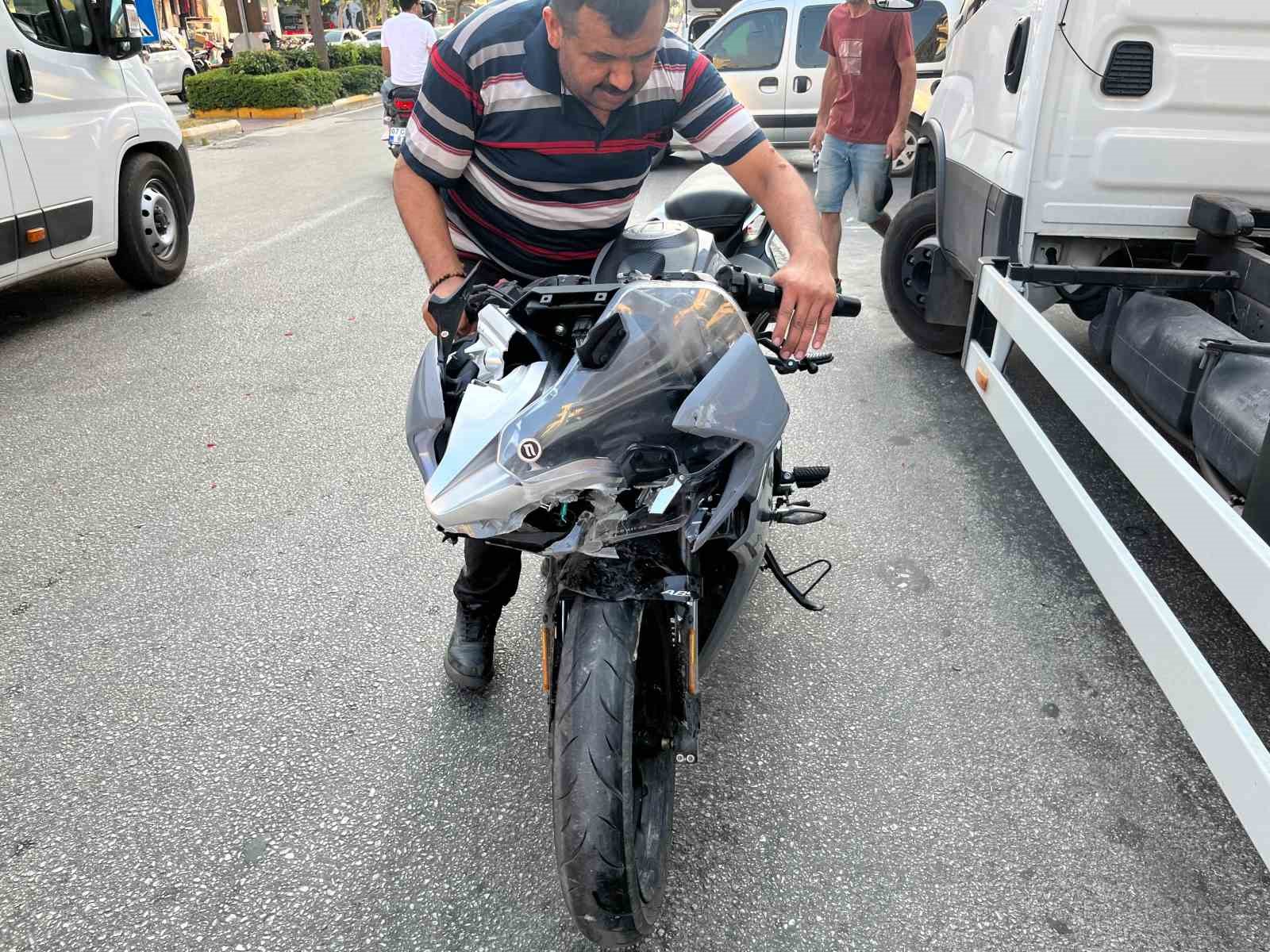 Alanya’da motosiklet ile kamyonet çarpıştı: 2 yaralı