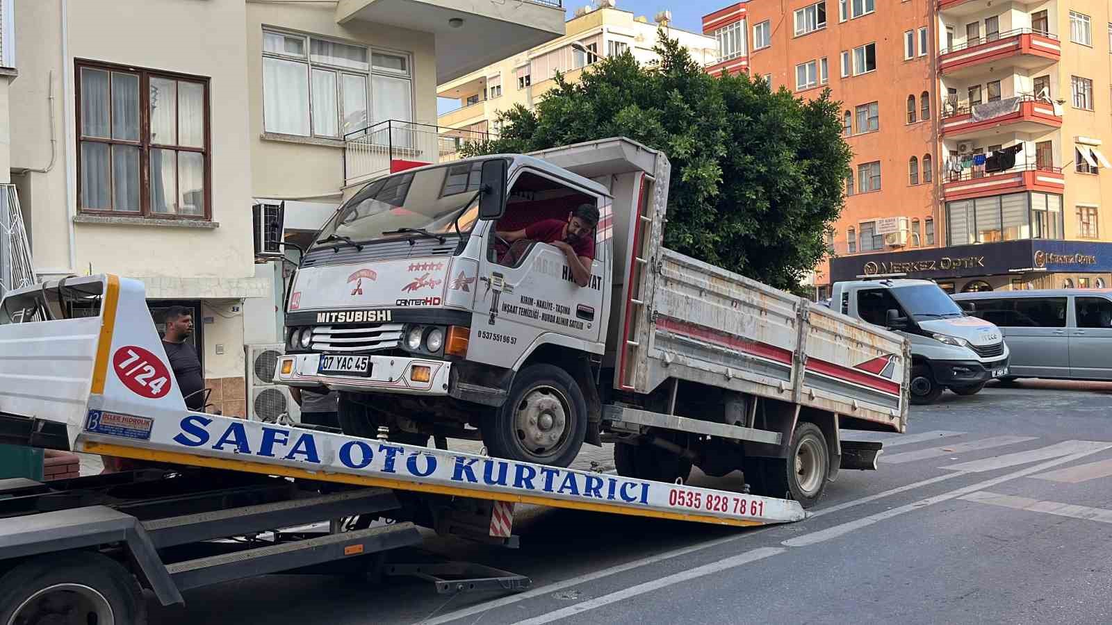 Alanya&rsquo;da motosiklet ile kamyonet &ccedil;arpıştı: 2 yaralı
