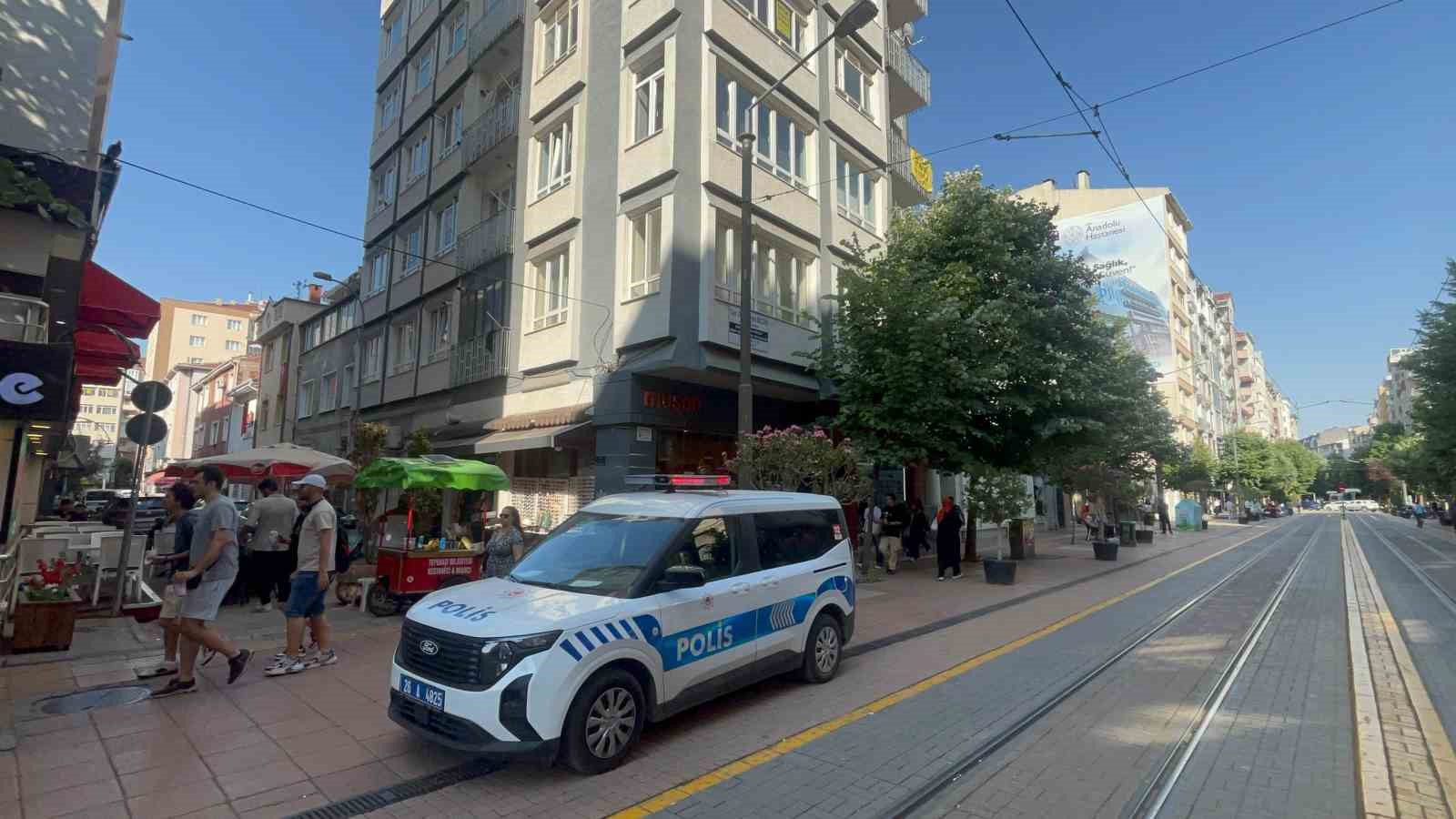 Emekli doktor evinde ölü bulundu