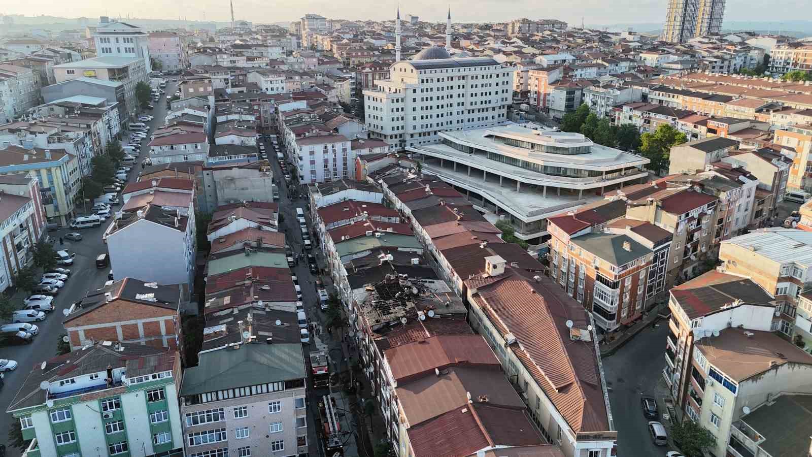 Sultangazi’de çatı yangını yan binalara sıçradı: Yanan çatılar dronla görüntülendi
