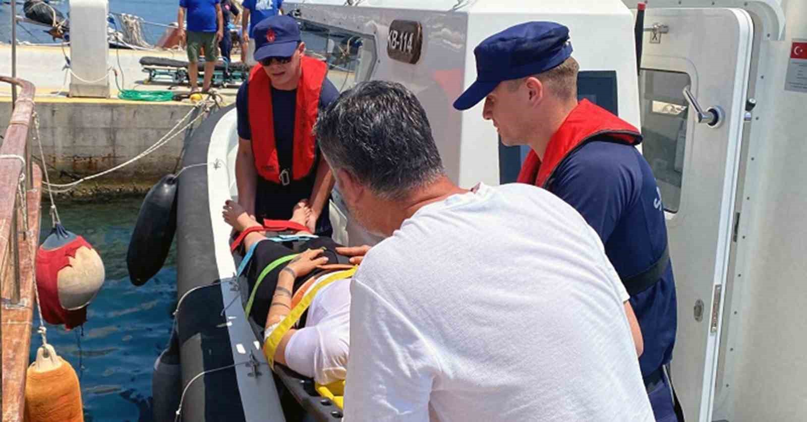 Yelkenli teknede rahatsızlanan vatandaşa tıbbi tahliye