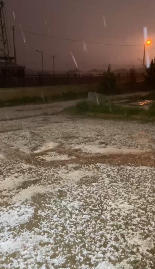 Dolu yağışı ilçeyi beyaza bürüdü
