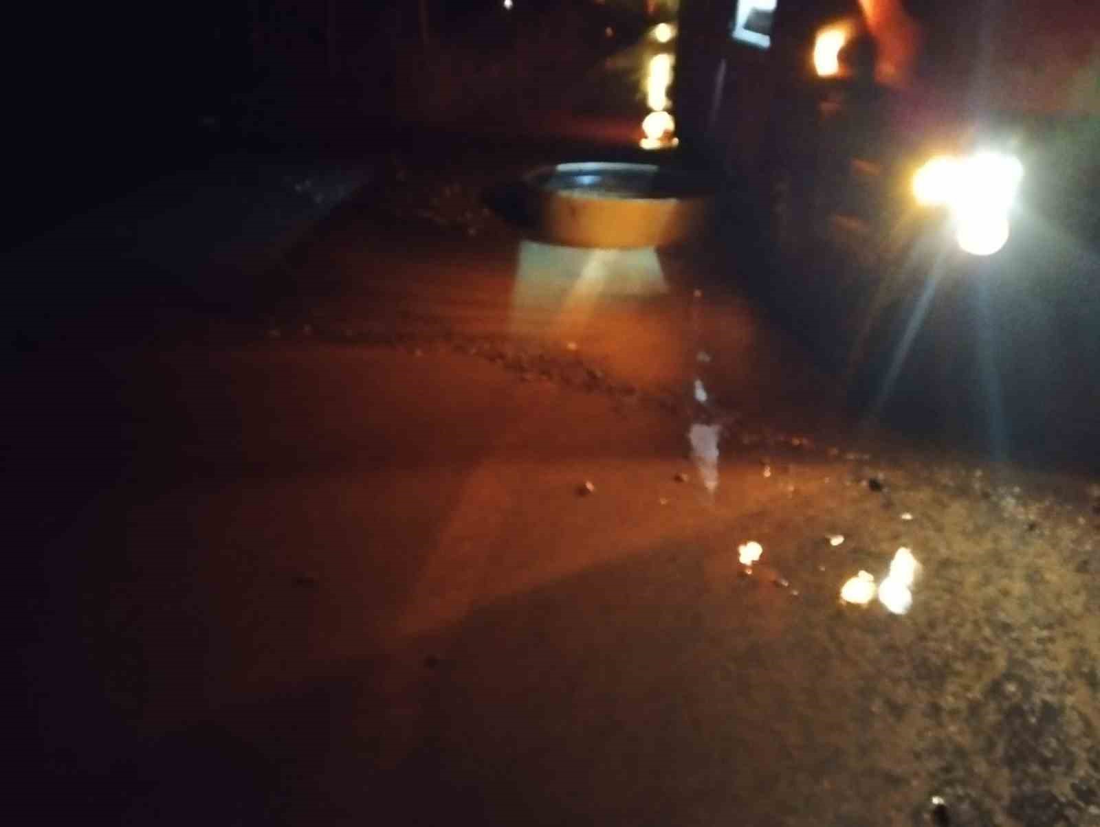 Su borusu patladı, sürüklenen araçtaki sürücü mahsur kaldı