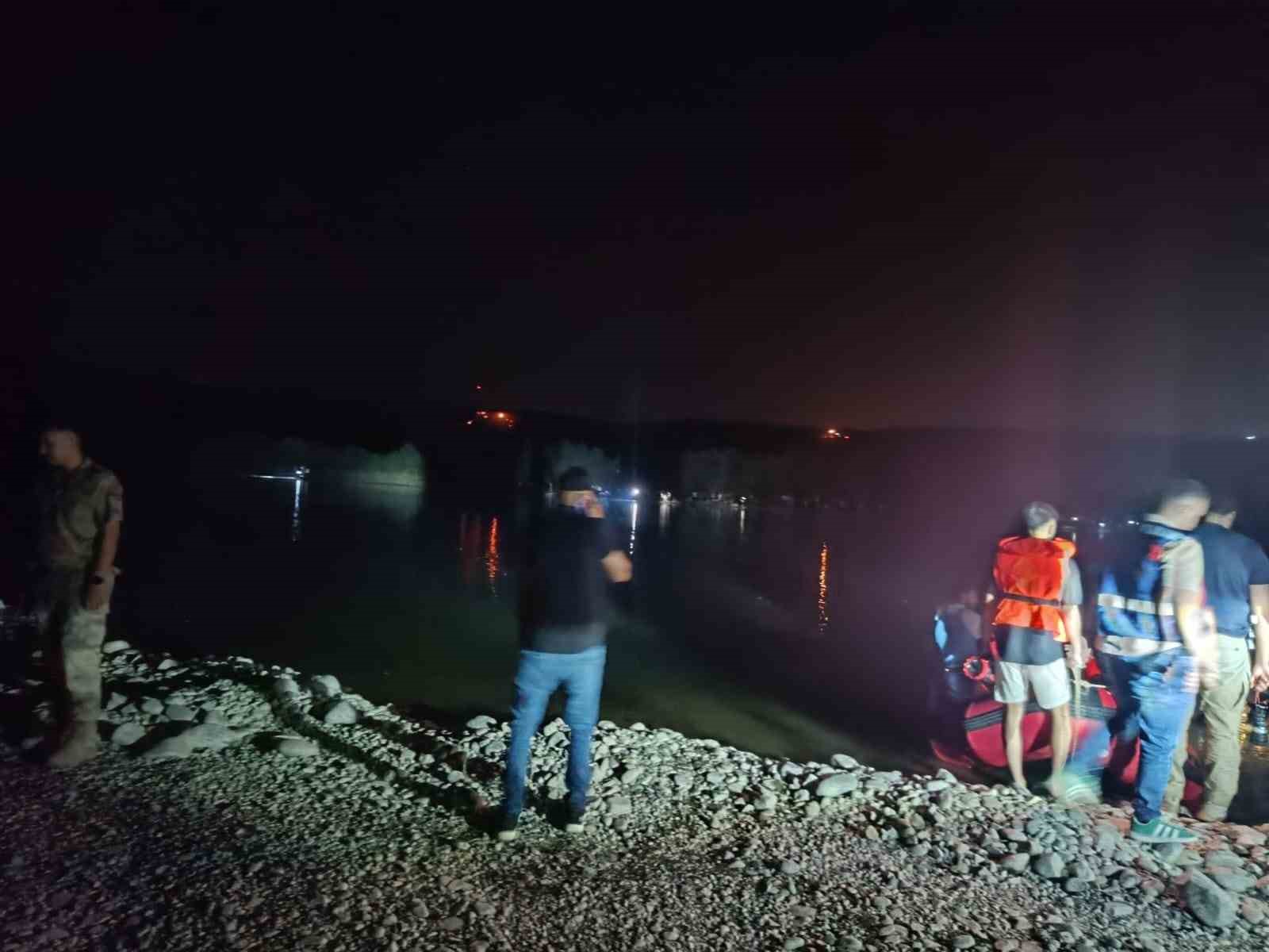 Balık tutmak i&ccedil;in nehre giren şahıs akıntıya kapıldı, arama &ccedil;alışması başlatıldı
