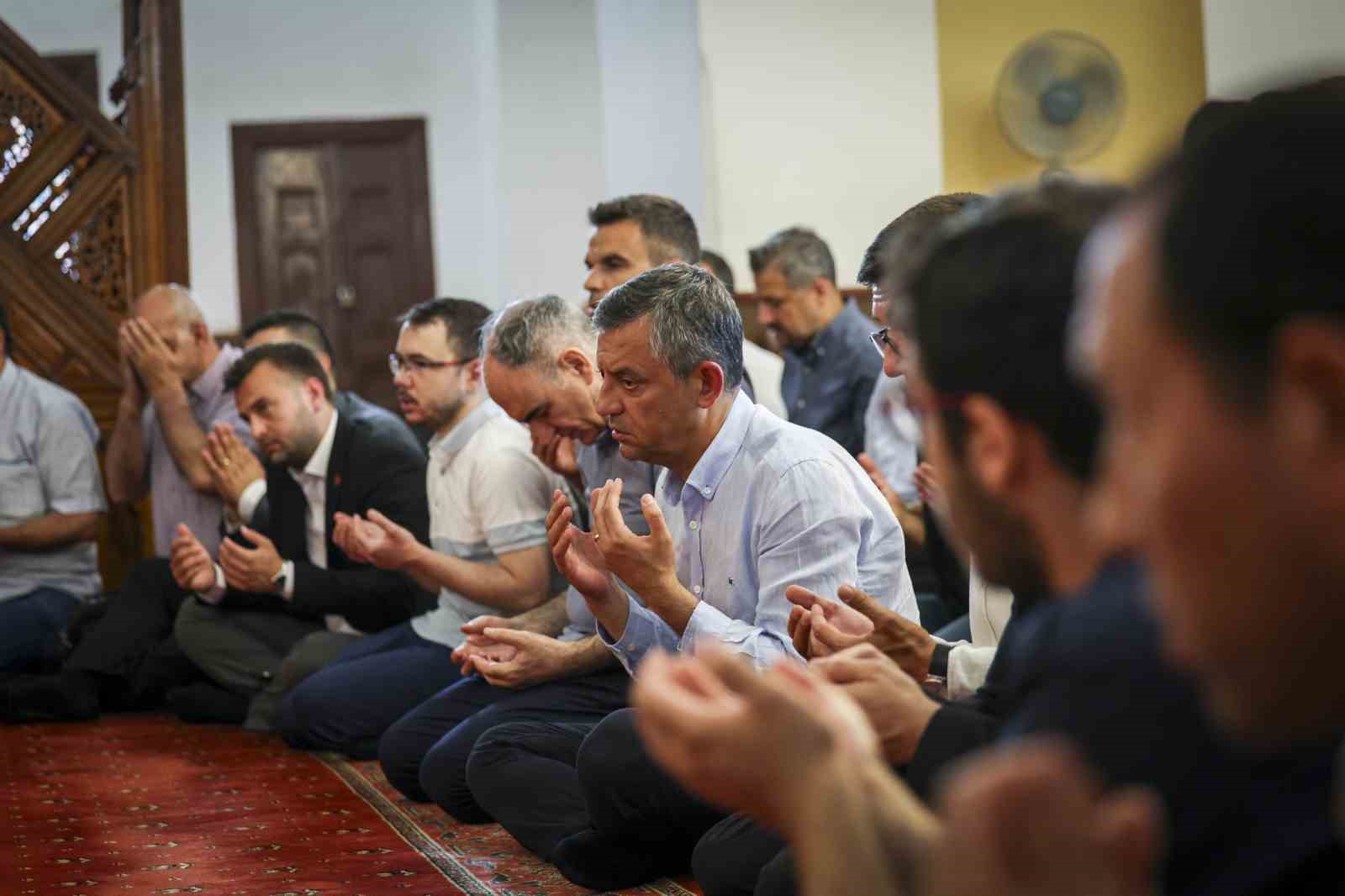 CHP Genel Başkanı Özel, Başkan Zeyrek için düzenlenen mevlide katıldı