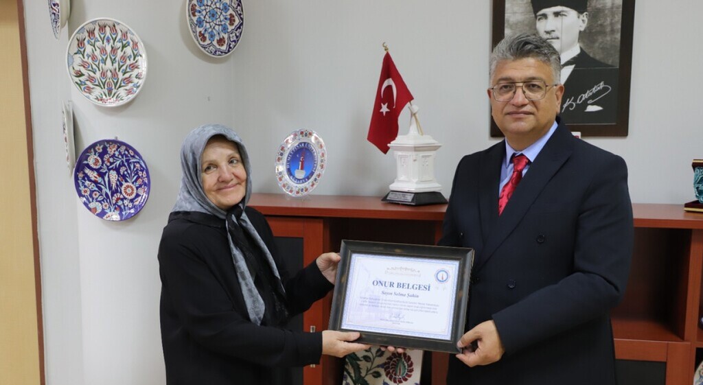 DPÜ Rektörü Kızıltoprak’tan, 72 yaşındaki MYO Mezunu Selma Şahin’e onur belgesi