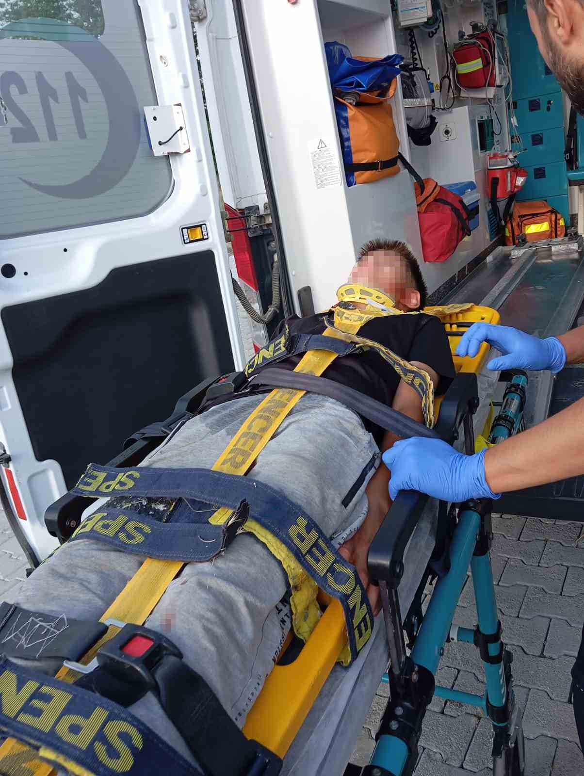 Otomobille &ccedil;arpışan motosikletteki 2 &ccedil;ocuk yaralandı
