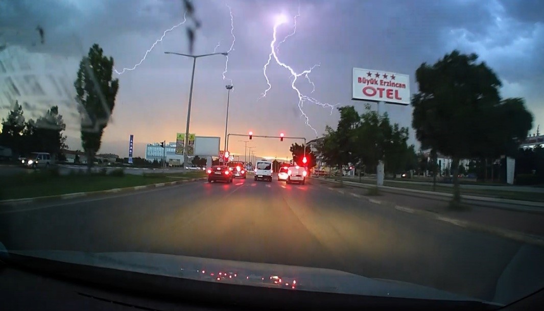 Erzincan’da art arda çakan şimşekler araç kamerasına yansıdı