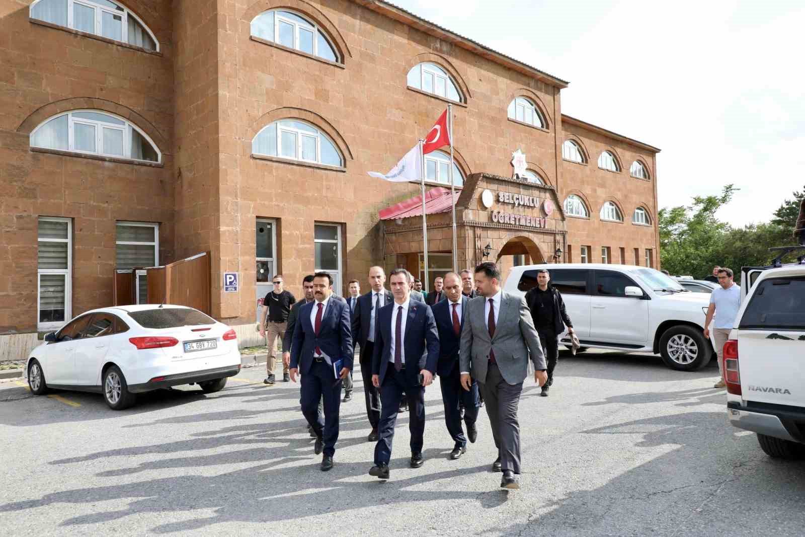 Bitlis Valisi Karakaya, Ahlat ilçesinde ziyaret ve incelemelerde bulundu
