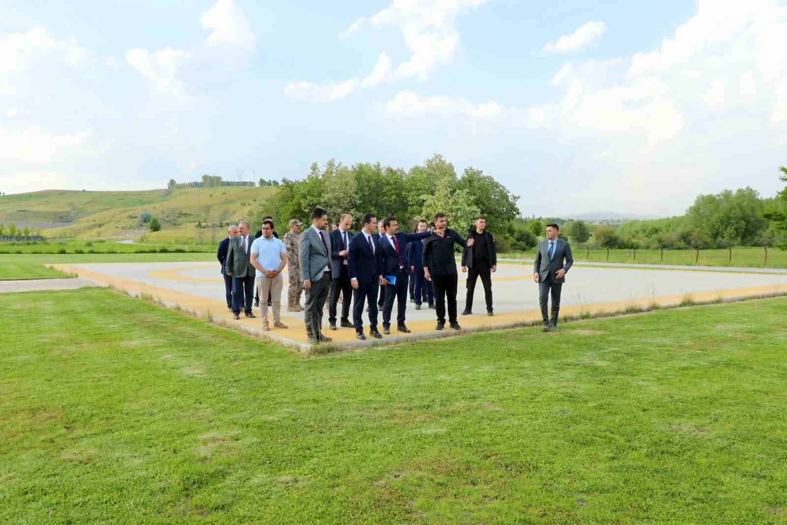 Bitlis Valisi Karakaya, Ahlat ilçesinde ziyaret ve incelemelerde bulundu