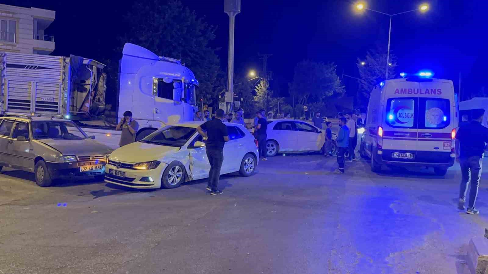 Adıyaman’da dört araç birbirine girdi: 2 yaralı