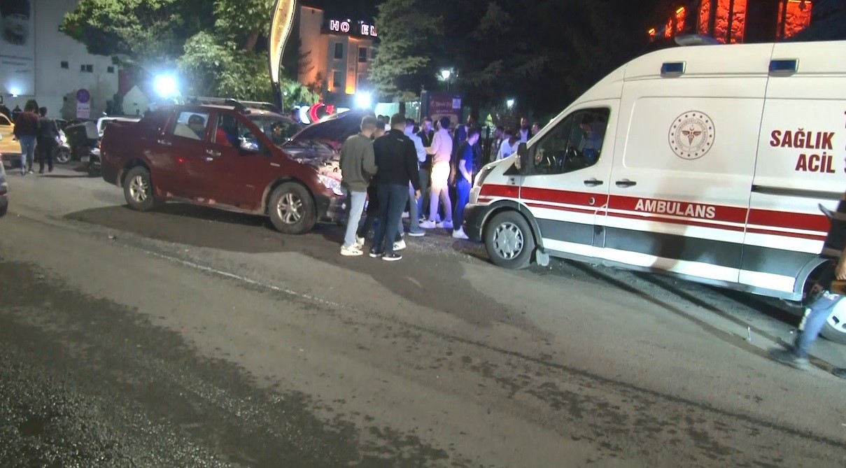 Kars'ta zincirleme trafik kazasında 4 araç karıştı: 4 kişi yaralandı. Ihlas Haber Ajansı