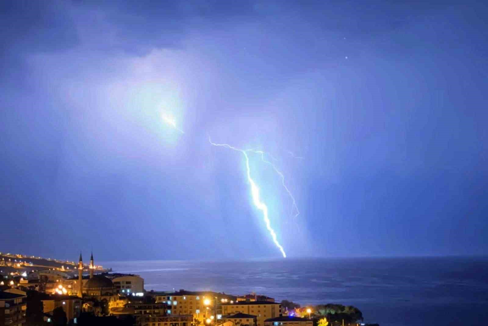 Van G&ouml;l&uuml;&rsquo;ne d&uuml;şen yıldırımlar g&ouml;rsel ş&ouml;len oluşturdu
