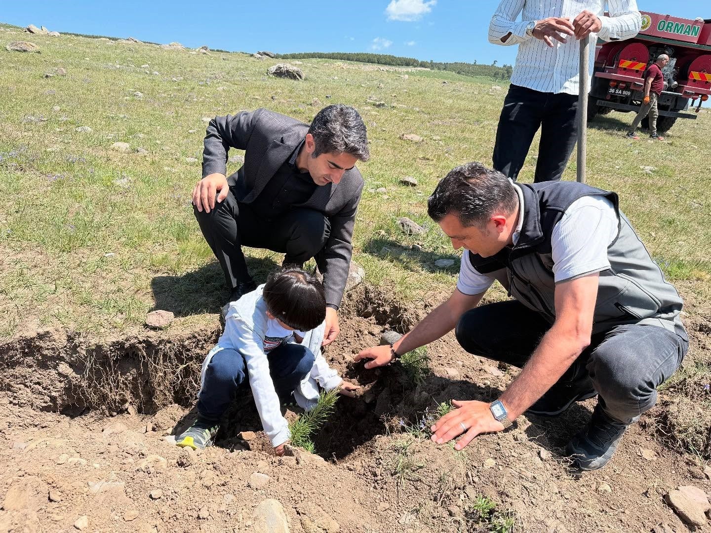 Sarıkamış’ta fidanlar toprakla buluştu
