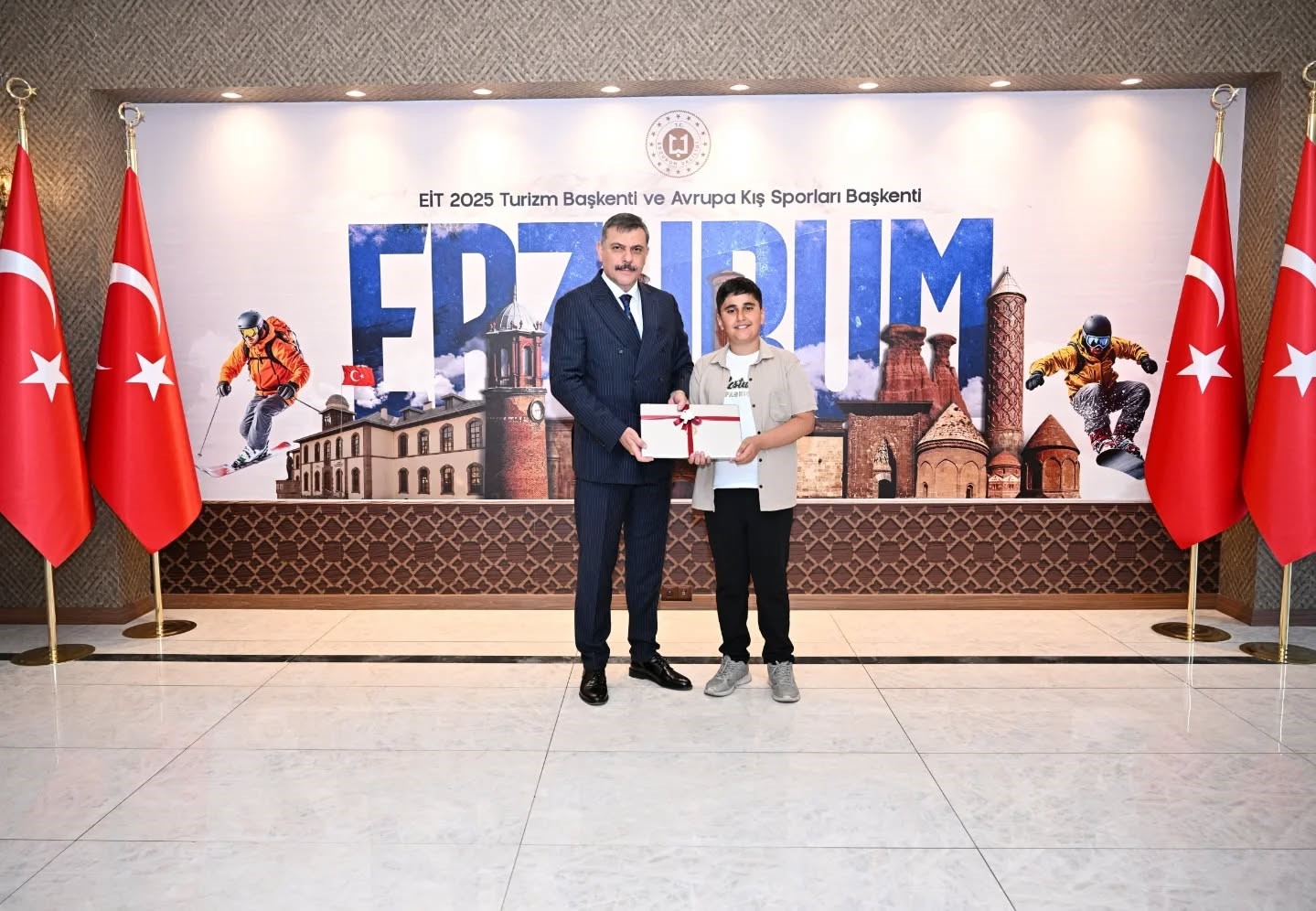 Vali Çiftçi’den, Pasinler Kaymakamı ve Belediye Başkanına teşekkür belgesi