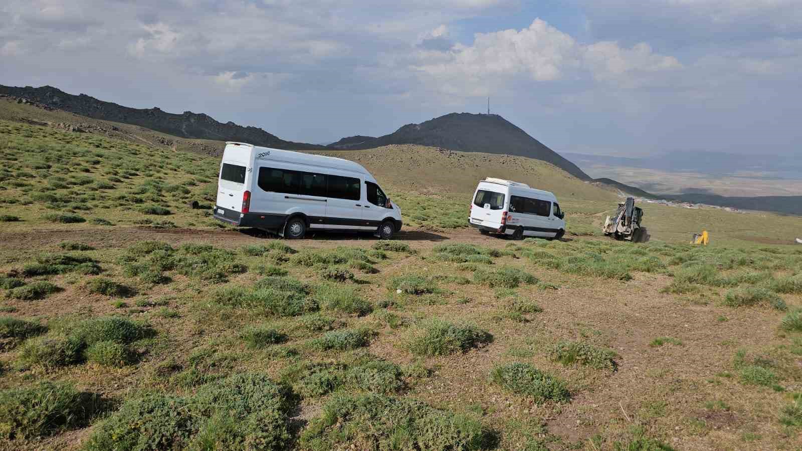 Süphan Dağı’na tırmanan dağcılar yolda mahsur kaldı: Yardıma Aydınlar Belde Belediyesi ekipleri yetişti