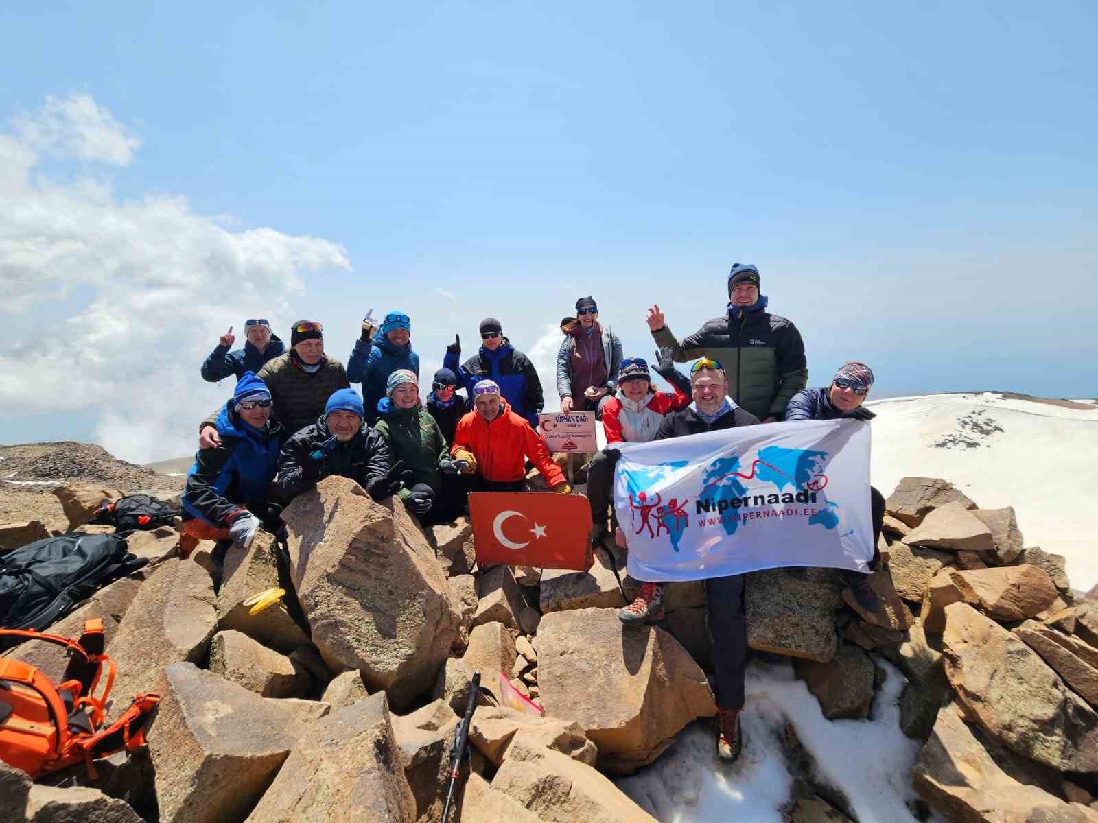 S&uuml;phan Dağı&rsquo;na tırmanan dağcılar yolda mahsur kaldı: Yardıma Aydınlar Belde Belediyesi ekipleri yetişti
