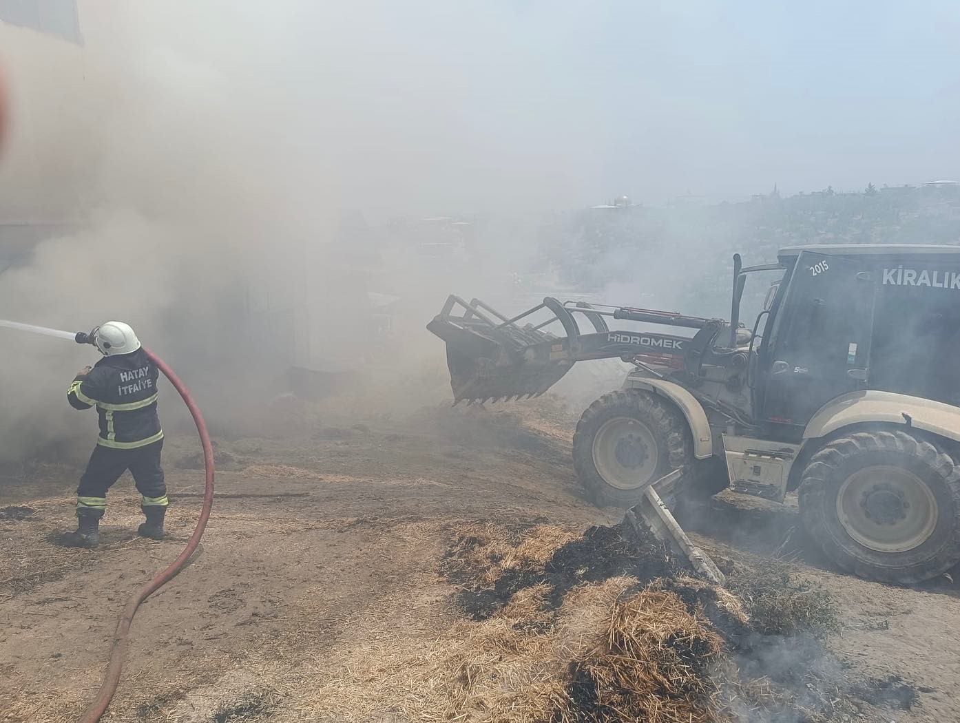 Altınözü’nde samanlık yangını