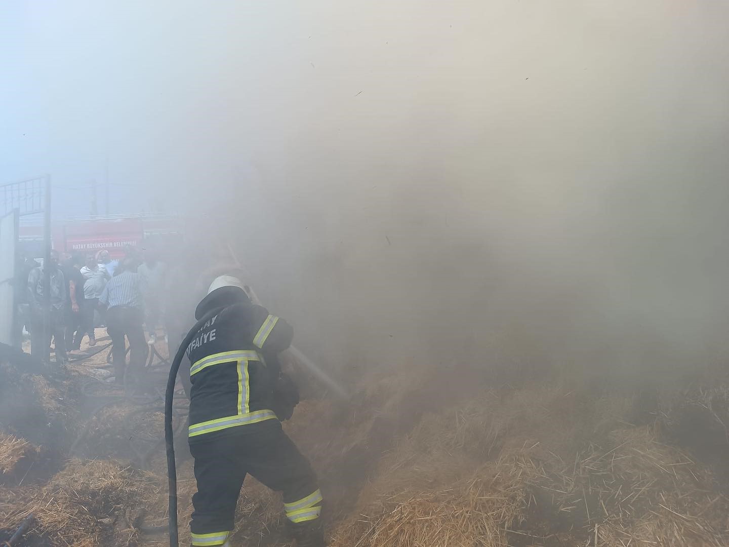 Altın&ouml;z&uuml;&rsquo;nde samanlık yangını
