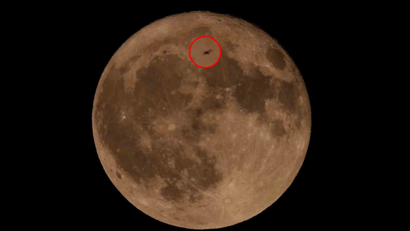 Doğa fotoğrafçısı dolunayı çekmek isterken ISS’yi görüntüledi