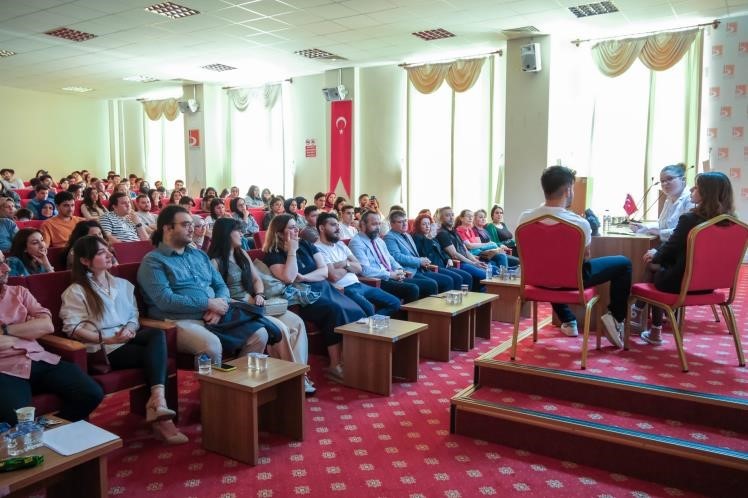 &Ouml;ğrencilerin tiyatro ve m&uuml;zik etkinliği renkli anlara sahne oldu
