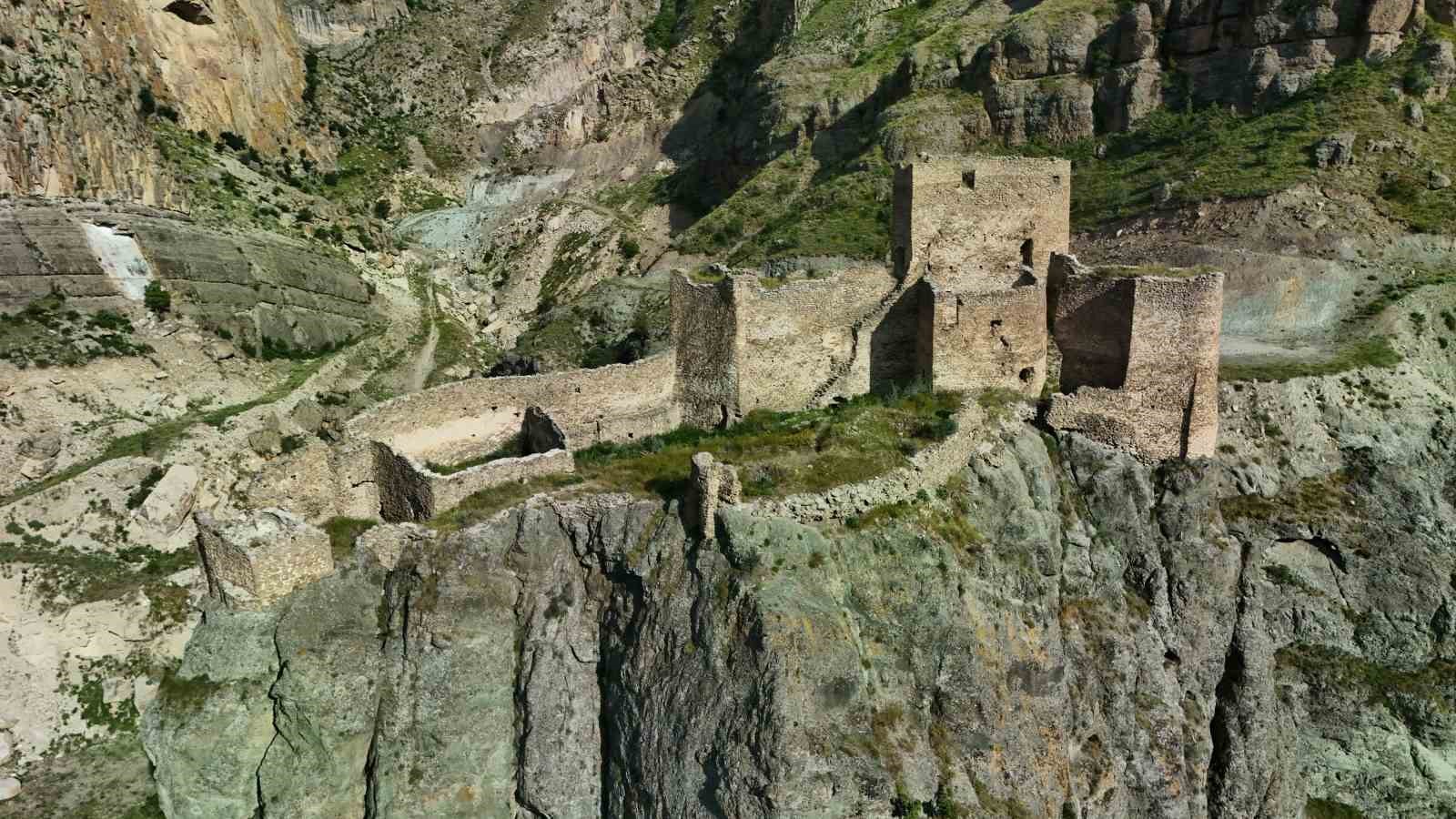 Tarihin izlerini taşıyan ve eşsiz manzarasıyla Engüzek Kalesi