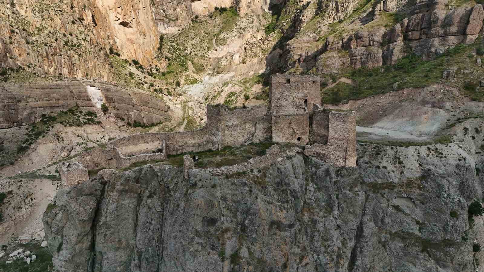 Tarihin izlerini taşıyan ve eşsiz manzarasıyla Eng&uuml;zek Kalesi
