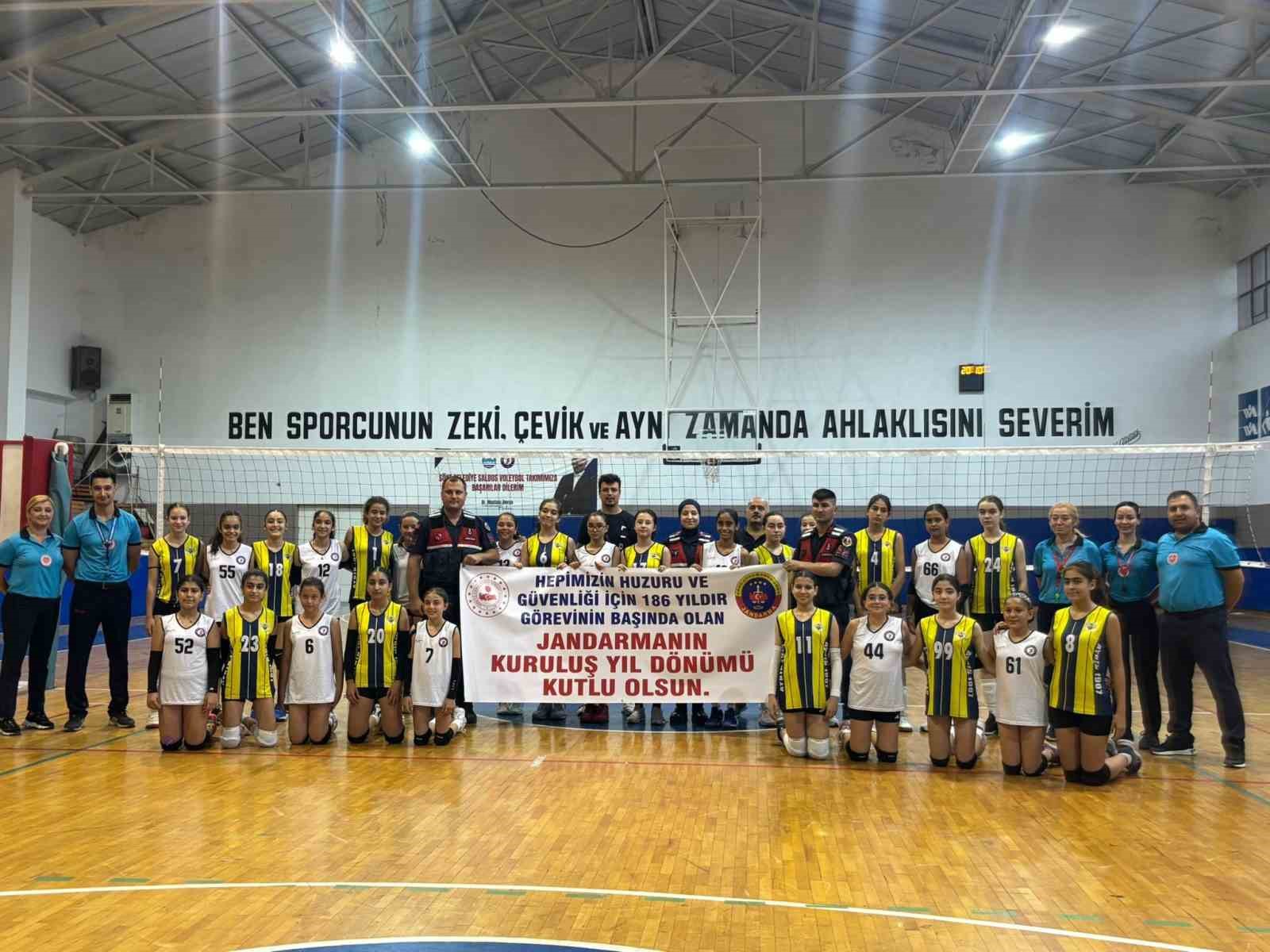 Voleybolcular, jandarmayı unutmadı
