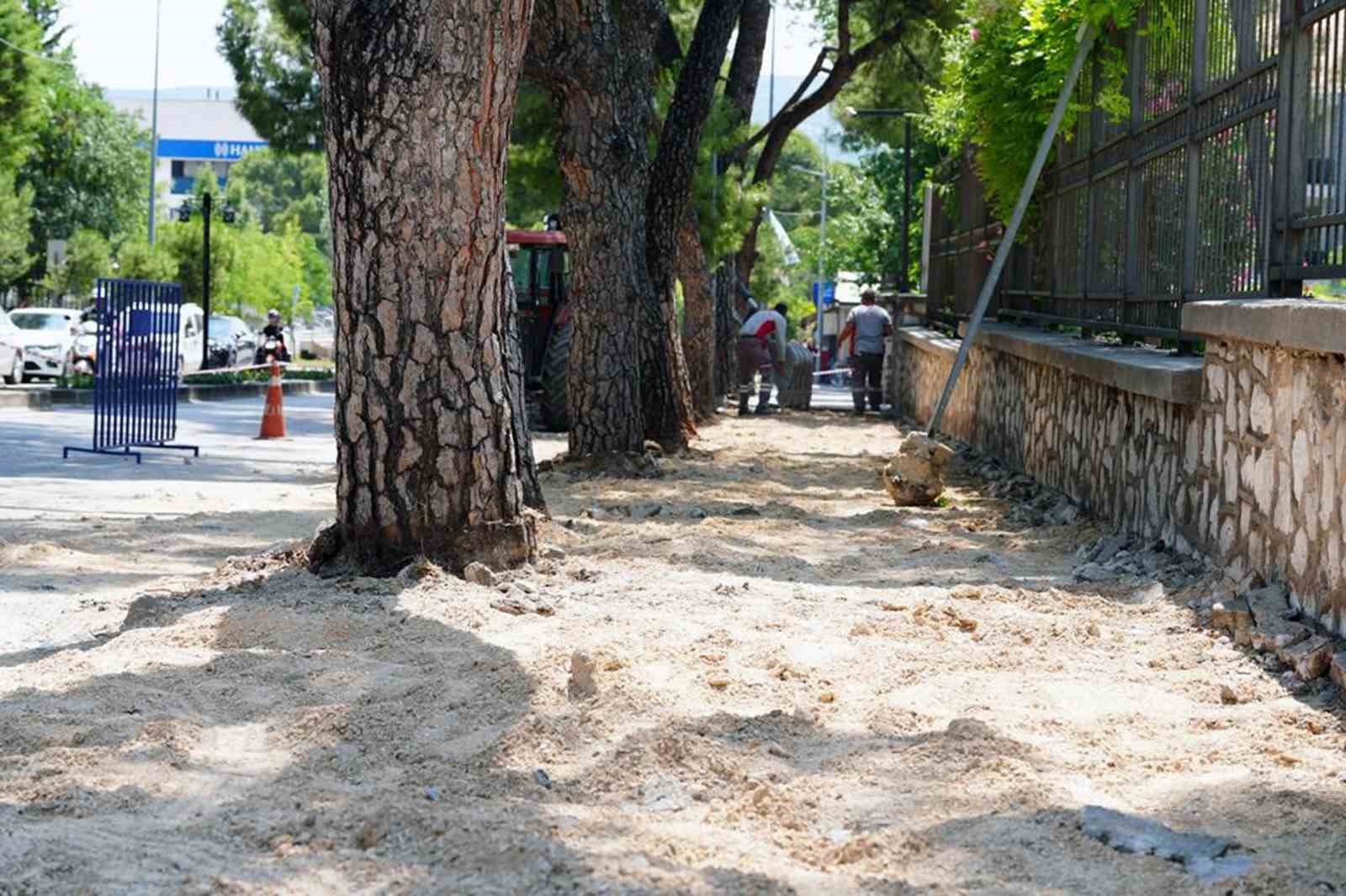 Özer Türk Caddesi’nde kaldırım yenileme çalışmaları başladı