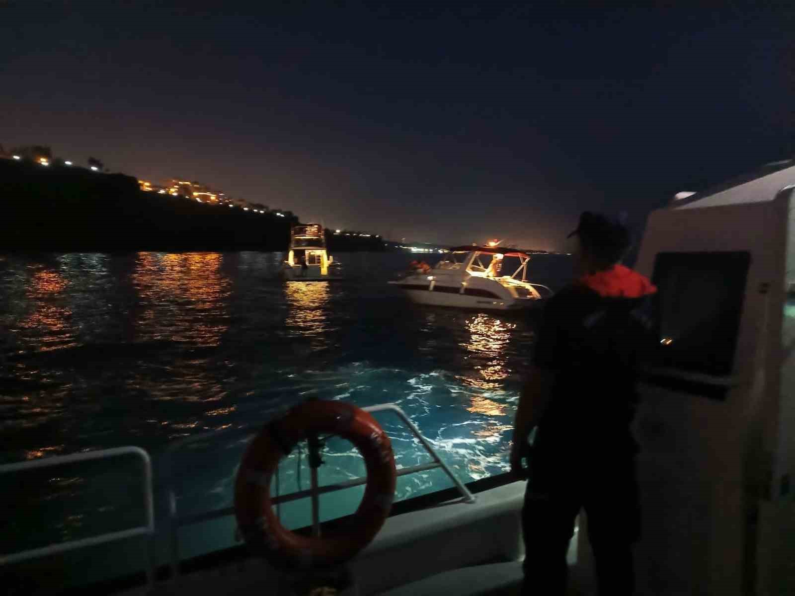 Falezlere doğru s&uuml;r&uuml;klenen tekne son anda kurtarıldı
